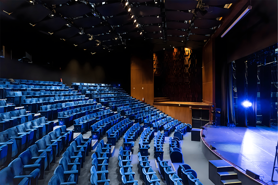 Poltronas azuis do Teatro TotalEnergies